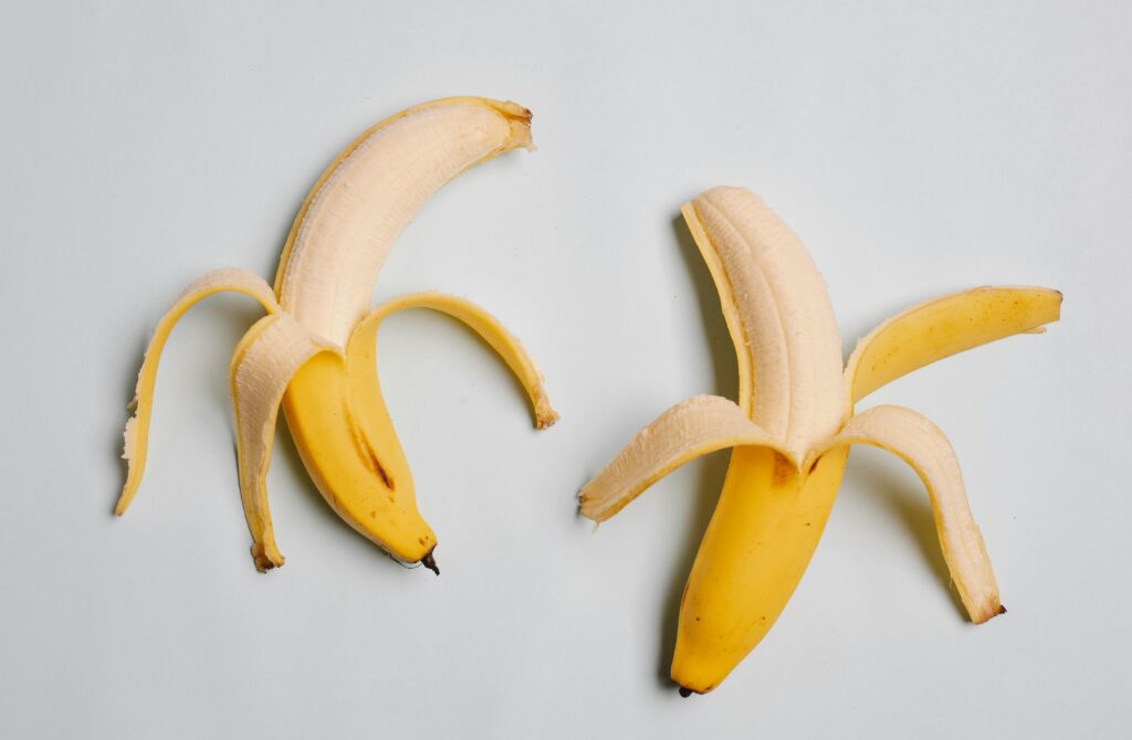 A banana é uma das frutas mais conhecidas por seu poder energético. Rica em potássio e carboidratos, fornece energia rápida e previne cãibras musculares, sendo perfeita para quem pratica atividades físicas.